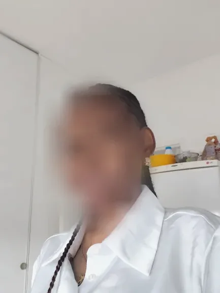 Manon, 34